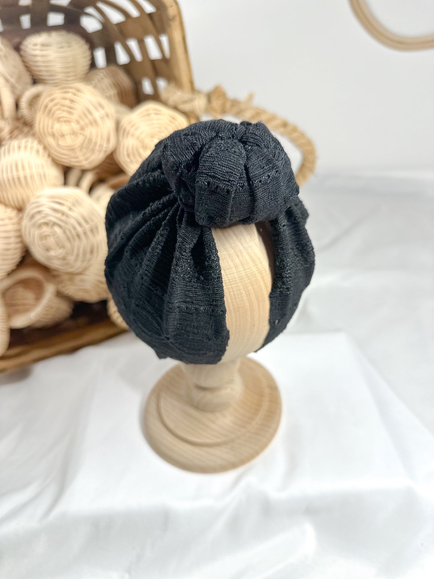 Baby-Turbanmütze in Lochstickerei- Donut black